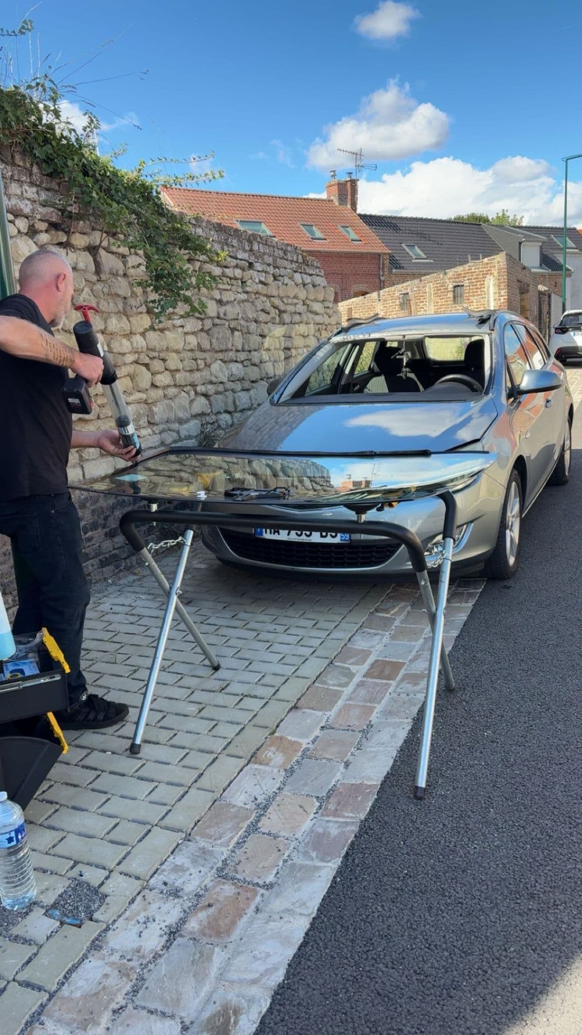 Remplacement pare‑brise en cours